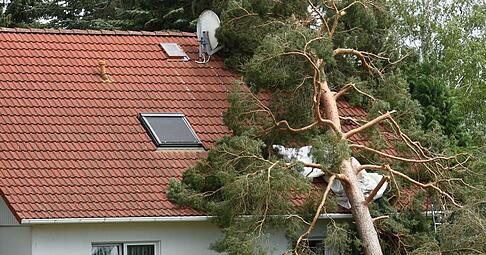 Nach einem Sturm sollte ein stark beschädigtes Wohngebäude erst nach Freigabe durch Fachleute wieder betreten werden Nach einem Sturm sollte ein stark beschädigtes Wohngebäude erst nach Freigabe durch Fachleute wieder betreten werden