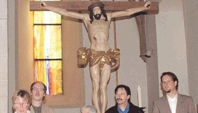 Einweihung des Kunstglasfensters in der Katharinen-Kirche in Neipperg mit Ursula Hettinger, Frank Barth, Monika Wiegandt, Wolfgang Nickel und Helmut Liebs (von links).Foto: Gerhard Dubinyi