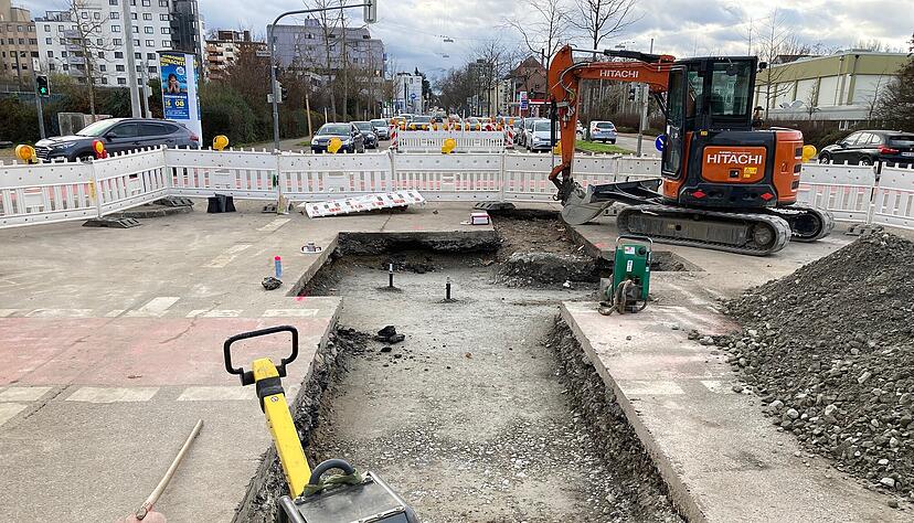 Nach dem Wasserrohbruch musste die Straße aufgegraben werden. Nach dem Wasserrohbruch musste die Straße aufgegraben werden.
