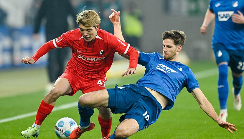 Erstmal von Anton Stach (l) ausgebremst: Freiburgs Fl&uuml;gelflitzer Ritsu Doan.