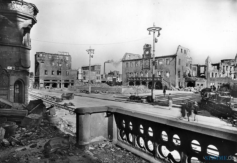 Nahezu unbeschadet ragen zwei Straßenlaternen aus den Trümmern des Heilbronner Marktplatzes, die der verheerende Bombenangriff im Dezember 1944 hinterlassen hat.