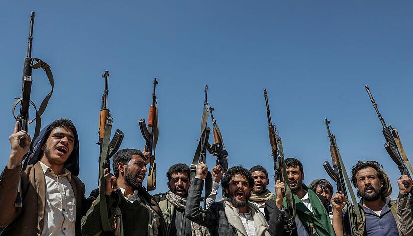 Bewaffnete Huthi-Mitglieder demonstrieren gegen Israel und die USA. (Archivbild) Bewaffnete Huthi-Mitglieder demonstrieren gegen Israel und die USA. (Archivbild)