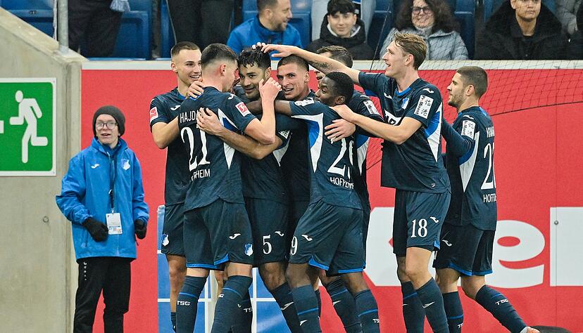 Ozan Kabak (3. Spieler von l.) bejubelt Tor und Rückkehr in die Startelf nach schwierigen Zeiten. Ozan Kabak (3. Spieler von l.) bejubelt Tor und Rückkehr in die Startelf nach schwierigen Zeiten.