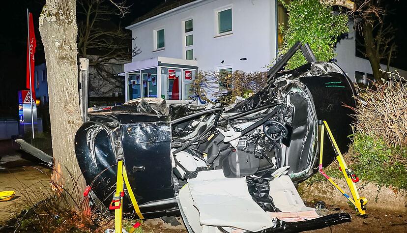 Das Auto, in dem die beiden Frauen saßen, wurde durch den Zusammenprall von der Fahrbahn geschleudert und zwischen zwei Bäumen eingeklemmt.