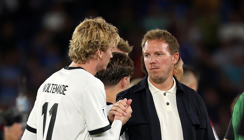 Gemeinsam zur WM 2026? Nick Woltemade (l.) und Bundestrainer Julian Nagelsmann. (Archivbild)
