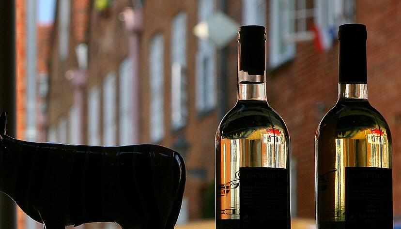Weinflaschen als Deko im Fenster sehen vielleicht als Zierde gut aus - für den Wein sind Licht, UV-Strahlen und Temperaturschwankungen allerdings Geschmacks-«Gift».