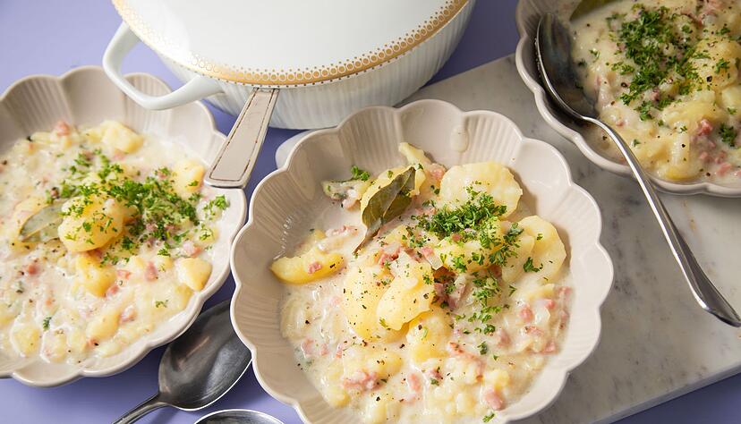 Typisch für traditionelle Hausmannskost in Mecklenburg-Vorpommern sind Buttermilchkartoffeln, die mit Speck, Zwiebeln und Majoran verfeinert werden. Typisch für traditionelle Hausmannskost in Mecklenburg-Vorpommern sind Buttermilchkartoffeln, die mit Speck, Zwiebeln und Majoran verfeinert werden.