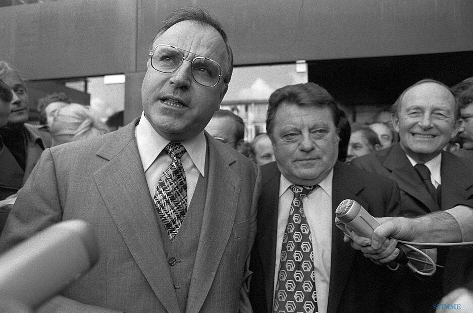 Der CDU-Vorsitzende und CDU/CSU Fraktionsf&uuml;hrer im Deutschen Bundestag, Helmut Kohl (links) und der CSU-Vorsitzende Franz Josef Strau&szlig; (Mitte) lehnen nach einem Spitzengespr&auml;ch am 01.12.1976 in Bonn Prognosen &uuml;ber den Ausgang des Unionsproblems ab. Rechts der baden-w&uuml;rttembergische Ministerpr&auml;sident Hans Filbinger. Die CSU hatte am 19.11.1976 auf ihrer Klausurtagung in Wildbad Kreuth beschlossen, die seit 1949 bestehende Fraktionsgemeinschaft mit der CDU nicht mehr fortzusetzen. Prompt k&uuml;ndigte die CDU die Gr&uuml;ndung eines eigenen Landesverbandes in Bayern an. Foto: Archiv/dpa