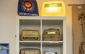 Radios in allen Größen und Varianten stehen in den Regalen.