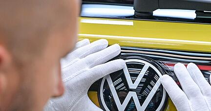 In Zwickau laufen mit dem ID.3 und dem ID.4 bereits zwei E-Modelle vom Band. Der Stammsitz Wolfsburg muss nach derzeitigem Stand noch bis 2026 warten, bis mit dem Projekt Trinity die E-Mobilit&auml;t Einzug h&auml;lt.
Foto: dpa