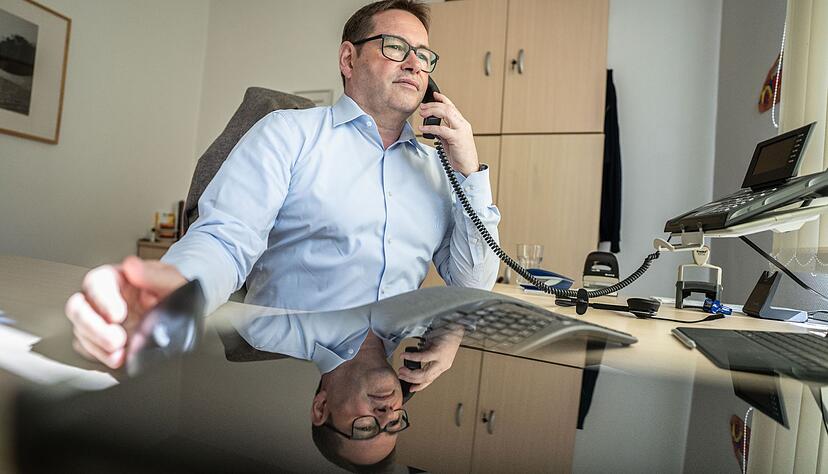 Berufsbetreuer wie Thorsten Becker unterstützen ihre Klienten auch bei Anträgen und im Umgang mit Behörden.