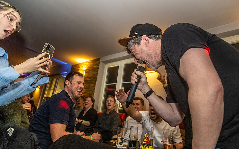 Voller Einsatz bei der Heilbronner Live-Nacht von Robin Henderson. Voller Einsatz bei der Heilbronner Live-Nacht von Robin Henderson.