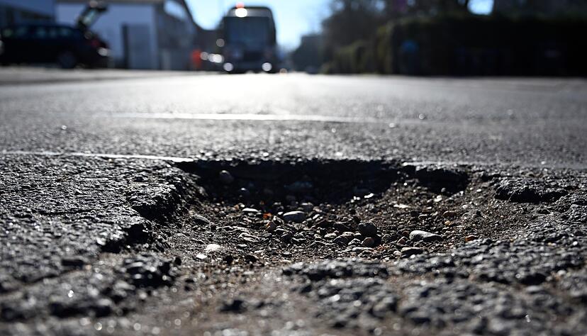 Flickenteppich und Kraterlandschaften: Nicht immer ist der Stra&szlig;enbelag ideal - welche Pflicht hat die Gemeinde, Gefahren abzuwenden?