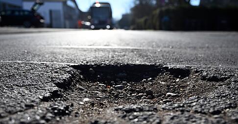 Flickenteppich und Kraterlandschaften: Nicht immer ist der Stra&szlig;enbelag ideal - welche Pflicht hat die Gemeinde, Gefahren abzuwenden?