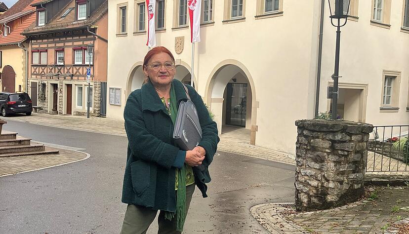 Renate S. Deck  vor dem Forchtenberger Rathaus, wo Sophie Scholl 1921 als Tochter des damaligen Bürgermeisters zur Welt kam. Renate S. Deck  vor dem Forchtenberger Rathaus, wo Sophie Scholl 1921 als Tochter des damaligen Bürgermeisters zur Welt kam.