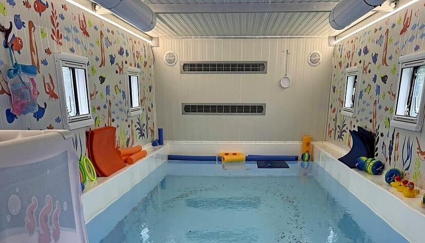 So sieht das Hallenbad im Kleinformat innen aus. Es gibt auch Duschen, Umkleiden und Toiletten.
