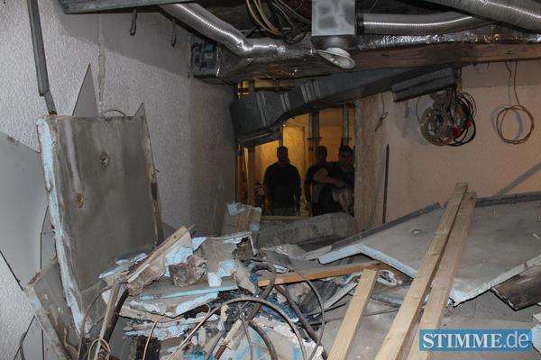 Bauarbeiter arbeiten im neuen Tunnel.