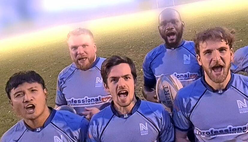 Rugbyspieler der Sport-Union Neckarsulm singen für die gute Sache. Robin Lenk (rechts) zieht für den „Hodencheck“ sogar blank.