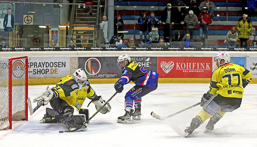 Torsch&uuml;tze zum 1:1  gegen die  Zweibr&uuml;cken Hornets ist der Heilbronner Eisb&auml;r Yosuke Jumonji. Sein blaues Trikot hat jetzt aber ein anderer.