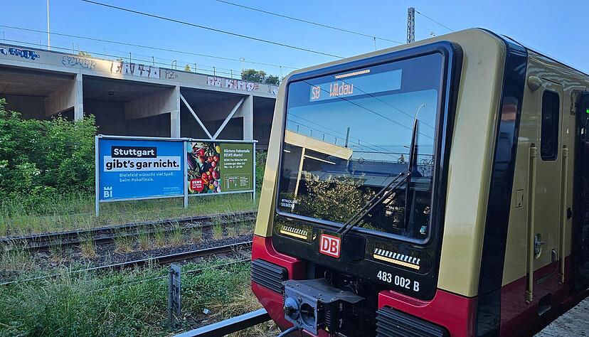 Vor dem DFB-Pokalfinale des VfB Stuttgart gegen Arminia Bielefeld hat die Stadt Bielefeld mit humorvollen Plakaten für einen Lacher gesorgt.