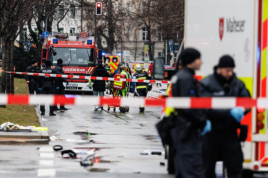 Polizei und Rettungskräfte stehen in der Nähe des Einsatzortes, der abgesperrt wurde.