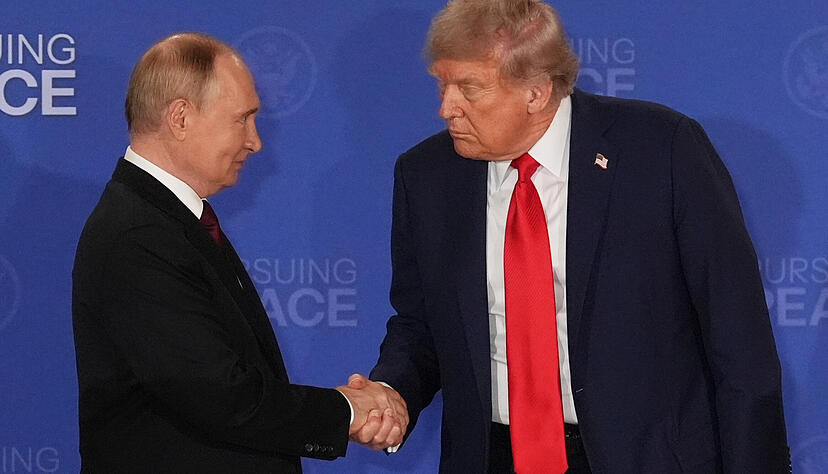 US-Pr&auml;sident Donald Trump (r) reicht dem russischen Pr&auml;sidenten Wladimir Putin w&auml;hrend einer gemeinsamen Pressekonferenz auf der Joint Base Elmendorf-Richardson in Alaska die Hand. (Archiv)