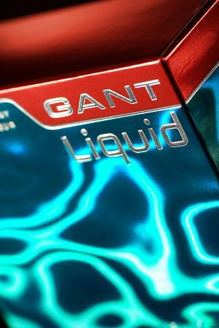 Edles Gewand: Aufw&auml;ndige Farbeeffekte und Pr&auml;gungen auf einer Parfumschachtel.