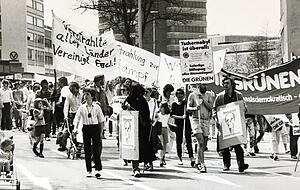 Neun Tage nach der Reaktorkatastrophe in Tschernobyl demonstrierten die Gr&uuml;nen in Heilbronn gegen Atomkraft.
Foto: Archiv/Kugler