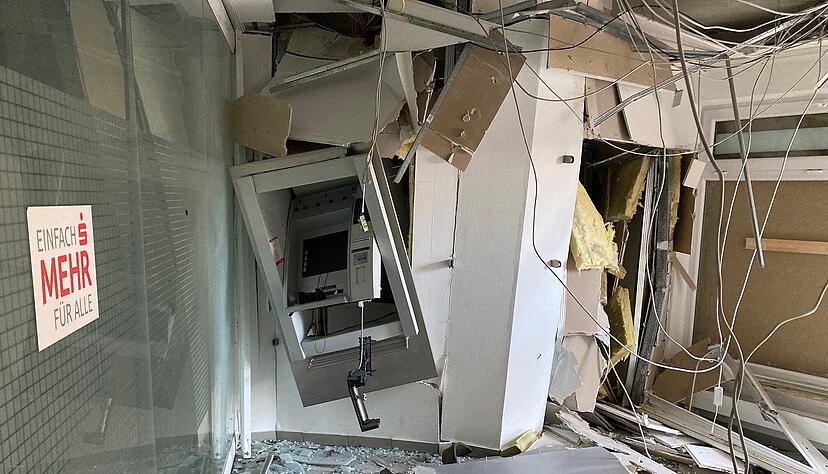 Der Geldautomat wurde durch die Sprengung komplett zerstört. Die Räume der SB-Filiale sind ebenfalls stark beschädigt. Der Geldautomat wurde durch die Sprengung komplett zerstört. Die Räume der SB-Filiale sind ebenfalls stark beschädigt.