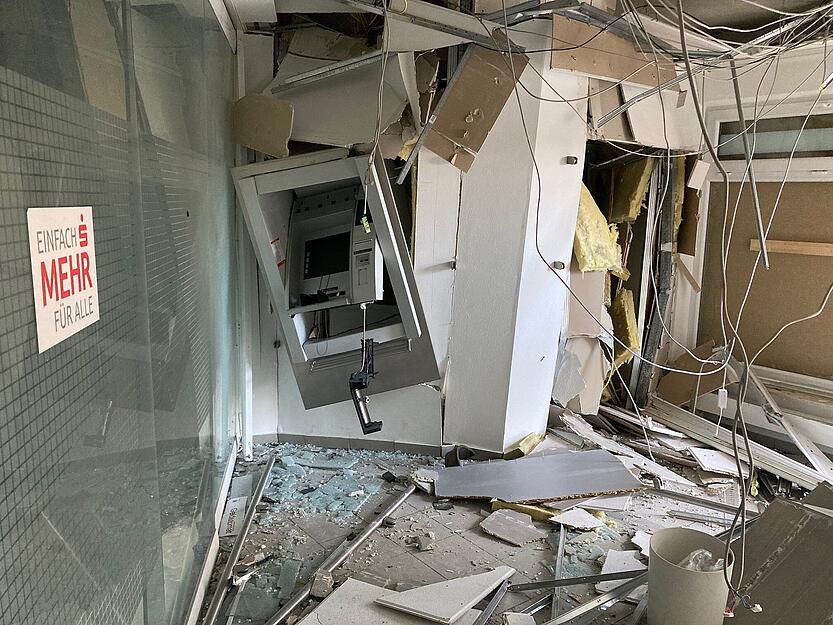Der Geldautomat wurde durch die Sprengung komplett zerstört. Die Räume der SB-Filiale sind ebenfalls stark beschädigt.