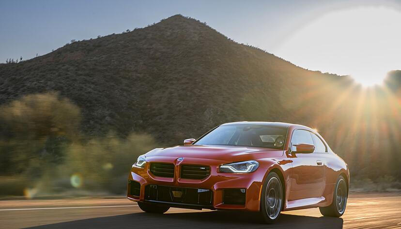 338 kW/460 PS machen den BMW M2 zu einem temperamentvollen Sportcoupé. 338 kW/460 PS machen den BMW M2 zu einem temperamentvollen Sportcoupé.