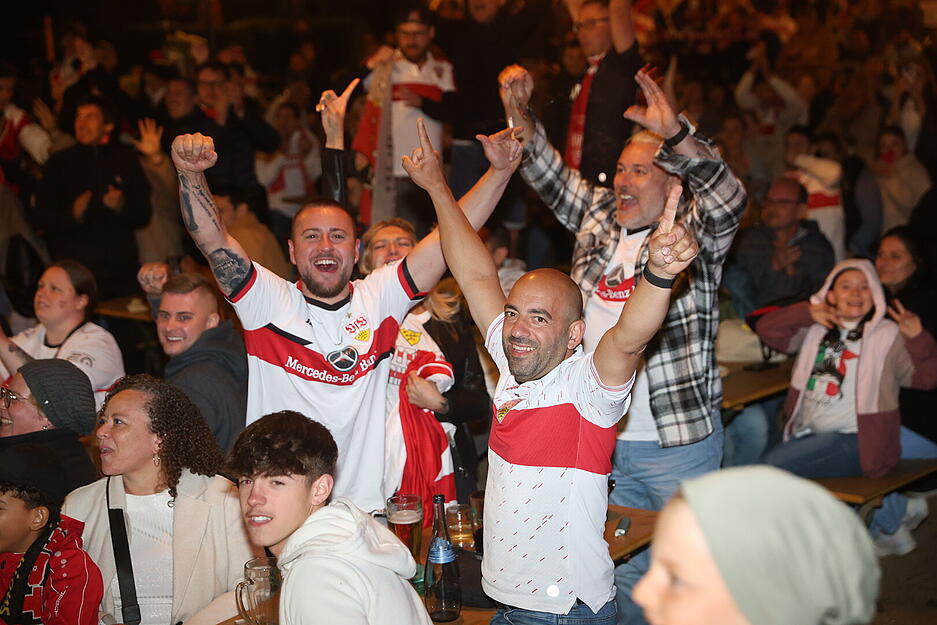 Jubel im Heilbronner Biergarten Foodcourt nach dem VfB-Sieg im DFB-Pokal. Jubel im Heilbronner Biergarten Foodcourt nach dem VfB-Sieg im DFB-Pokal.