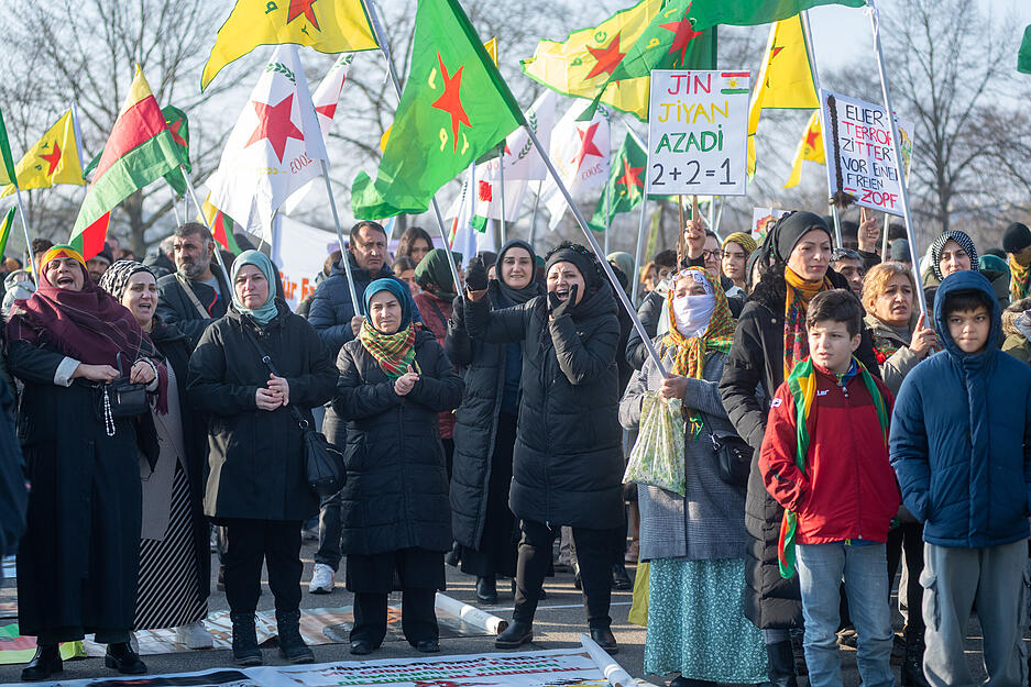 Demonstranten fordern in Heilbronn Solidarit&auml;t mit den Kurden im Iran und in Syrien.