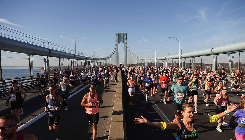 L&auml;ufer &uuml;berqueren die Verrazzano Narrows Bridge beim New York City Marathon (Archivbild).