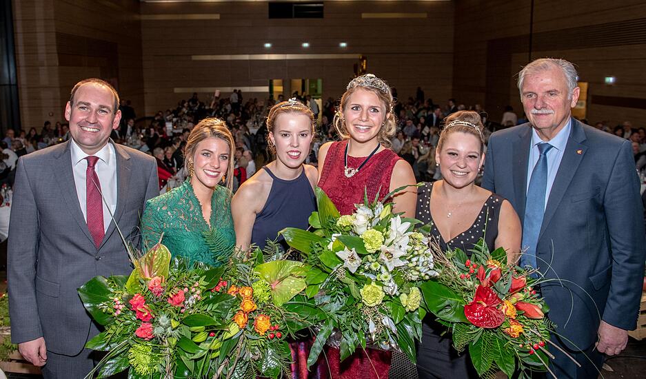 Neckarwestheims Bürgermeister Jochen Winkler (links) und Weinbau-Präsident Hermann Hohl (rechts )mit den neuen Weinhoheiten (von links: Prinzessin Franziska Fischer, Prinzessin Ellen Volzer, Königin Julia Böcklen und Prinzessin Aliena Zischewski).