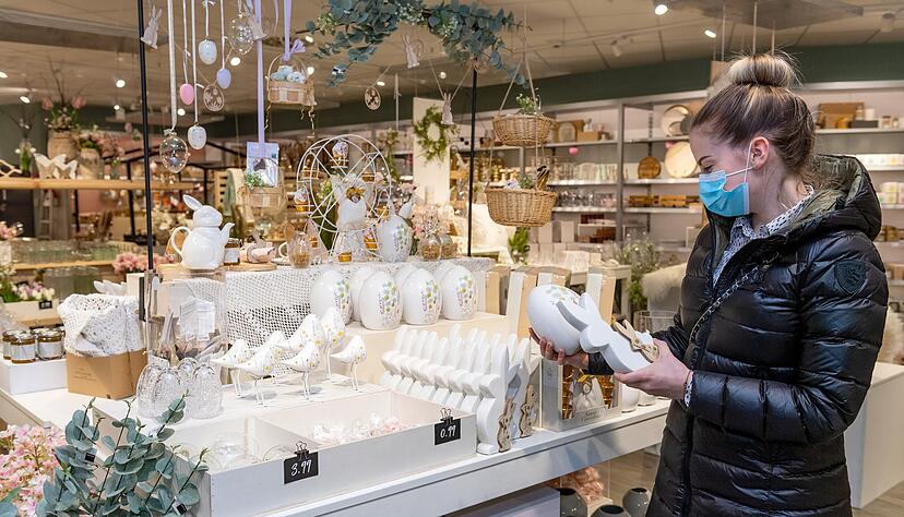 Lisa Kastell sucht bei Depot in der Stadtgalerie nach Dekorationen für die Feiertage. In anderen Geschäften hat sie sich zuvor online Termine gebucht, Muße für spontane Einkaufsideen bleibt da eher nicht.
Fotos:Mario Berger Lisa Kastell sucht bei Depot in der Stadtgalerie nach Dekorationen für die Feiertage. In anderen Geschäften hat sie sich zuvor online Termine gebucht, Muße für spontane Einkaufsideen bleibt da eher nicht.
Fotos:Mario Berger