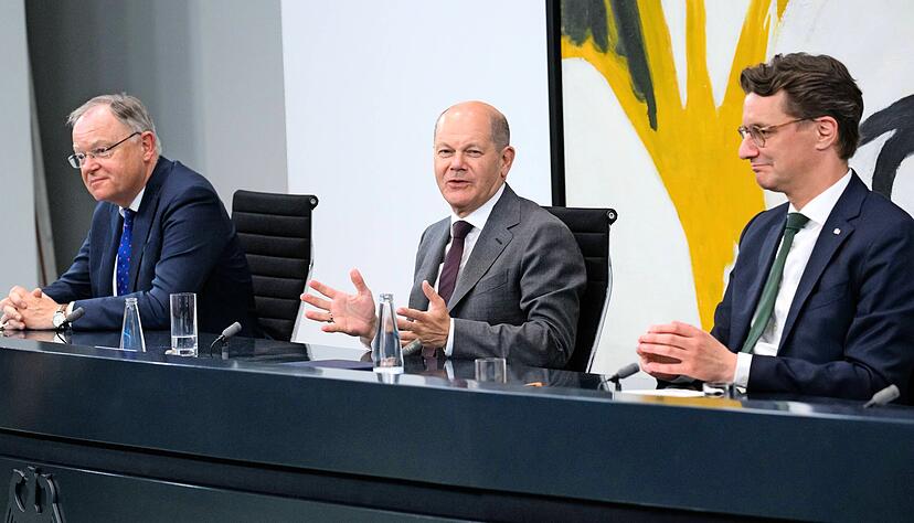 Unterschiedliche Mienen nach dem Flüchtlingsgipfel (von links): Der niedersächsische Ministerpräsident Stephan Weil, Bundeskanzler Olaf Scholz und der Ministerpräsident von Nordrhein-Westfalen Hendrik Wüst.
