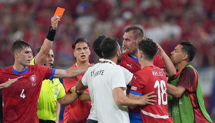 Schiedsrichter Istvan Kovacs zeigt Tschechiens Tomas Chory (3.v.r) die rote Karte nach Spielende. Schiedsrichter Istvan Kovacs zeigt Tschechiens Tomas Chory (3.v.r) die rote Karte nach Spielende.