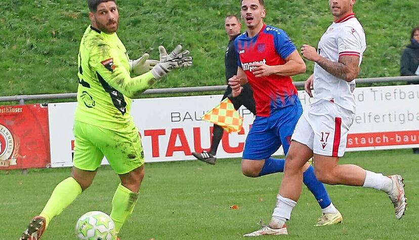 Gegen Türkspor Neckarsulm fehlte Hollenbach beim 0:0-Unentschieden auch ein wenig das Abschlussglück. Zwar fand Inas Music (Mitte) die Lücke, doch sein Schuss landete am Innenpfosten.
Foto: Marc Schmerbeck Gegen Türkspor Neckarsulm fehlte Hollenbach beim 0:0-Unentschieden auch ein wenig das Abschlussglück. Zwar fand Inas Music (Mitte) die Lücke, doch sein Schuss landete am Innenpfosten.
Foto: Marc Schmerbeck