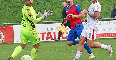 Gegen Türkspor Neckarsulm fehlte Hollenbach beim 0:0-Unentschieden auch ein wenig das Abschlussglück. Zwar fand Inas Music (Mitte) die Lücke, doch sein Schuss landete am Innenpfosten.
Foto: Marc Schmerbeck