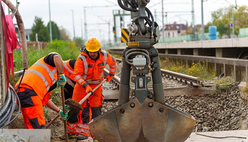 Wie hier auf der Riedbahn wird bis 2030 auf 40 weiteren vielbefahrenen Korridoren gebaut. (Archivbild)