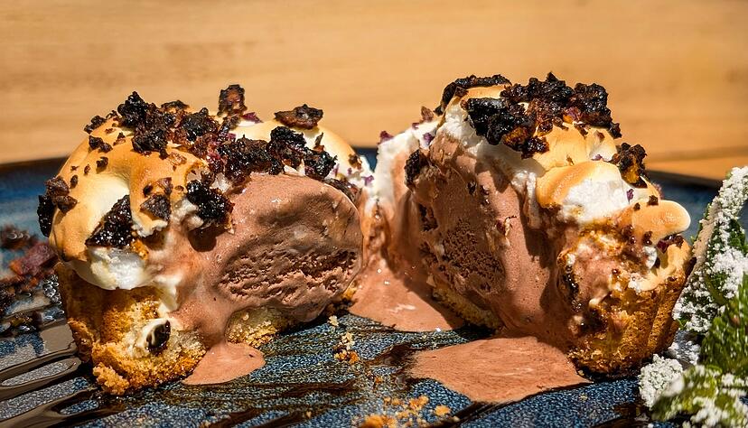 Beim Grill-Eis mit Bacon-Candy-Topping passt die Kombi mit dunklem Schokoladeneis besser als mit Vanilleeis. Beim Grill-Eis mit Bacon-Candy-Topping passt die Kombi mit dunklem Schokoladeneis besser als mit Vanilleeis.