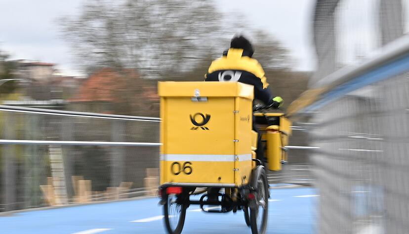 Ein Brieftr&auml;ger bei der Arbeit - in den allermeisten F&auml;llen l&auml;uft alles glatt, manchmal landet ein Brief aber im falschen Briefkasten.