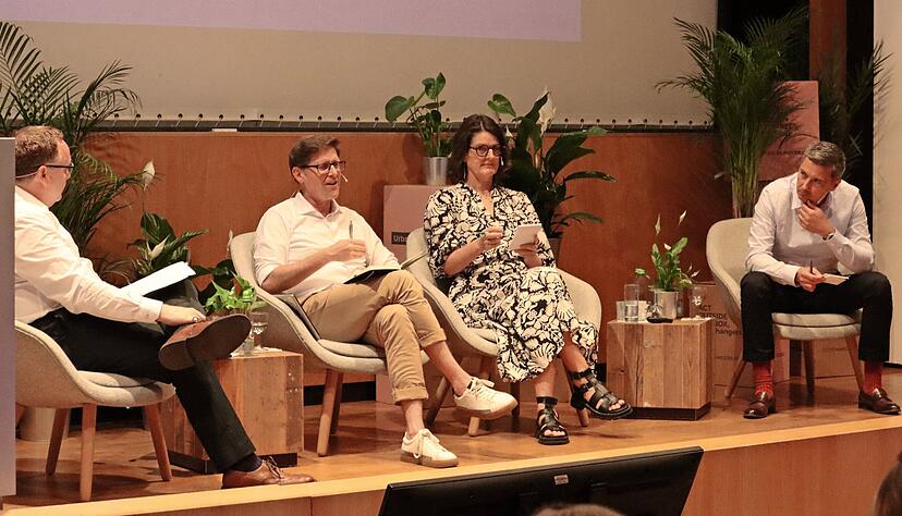 Mobilität soll kein Albtraum sein. Wie das gelingt, diskutierten Moderator Greg Clark (von links), Philippe Crist (International Transport Forum), Bronwen Thornton (Walk21) und Daniel Deparis (Mercedes Benz) auf der Urban Future.