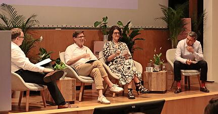 Mobilität soll kein Albtraum sein. Wie das gelingt, diskutierten Moderator Greg Clark (von links), Philippe Crist (International Transport Forum), Bronwen Thornton (Walk21) und Daniel Deparis (Mercedes Benz) auf der Urban Future.