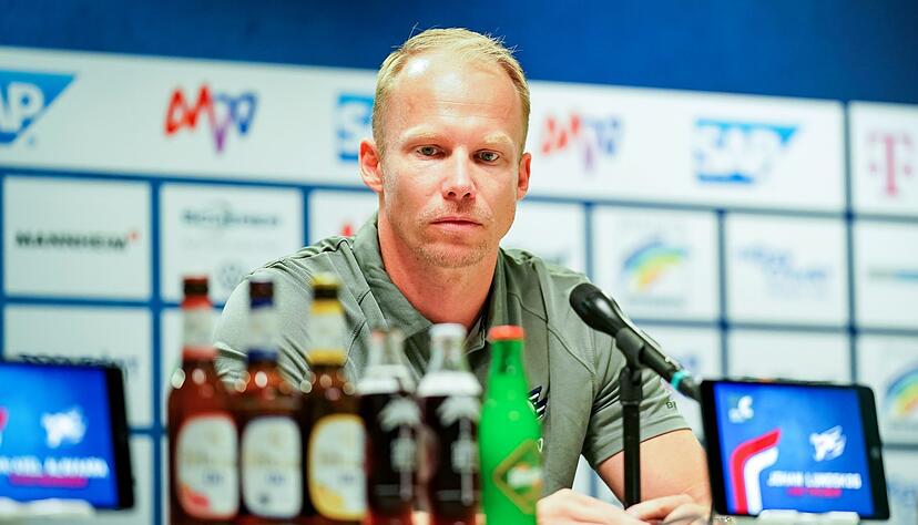Trainer der Adler Mannheim Johan Lundskog spricht auf einer Pressekonferenz. Trainer der Adler Mannheim Johan Lundskog spricht auf einer Pressekonferenz.
