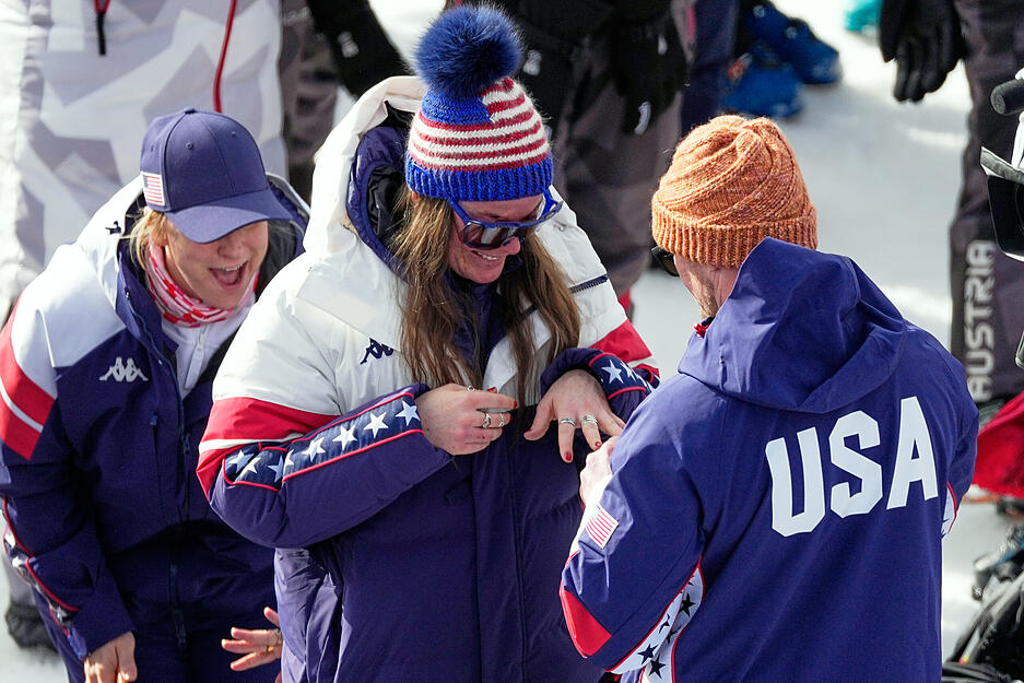 Ein doppeltes Happy End gab es dafür im Super-G: Erst die Goldmedaille, dann der Heiratsantrag. Für Breezy Johnson endet der Tag gleich mit zwei Höhepunkten und beschert auch den Zuschauern ein weiteres Highlight bei den Olympischen Spielen. Ein doppeltes Happy End gab es dafür im Super-G: Erst die Goldmedaille, dann der Heiratsantrag. Für Breezy Johnson endet der Tag gleich mit zwei Höhepunkten und beschert auch den Zuschauern ein weiteres Highlight bei den Olympischen Spielen.