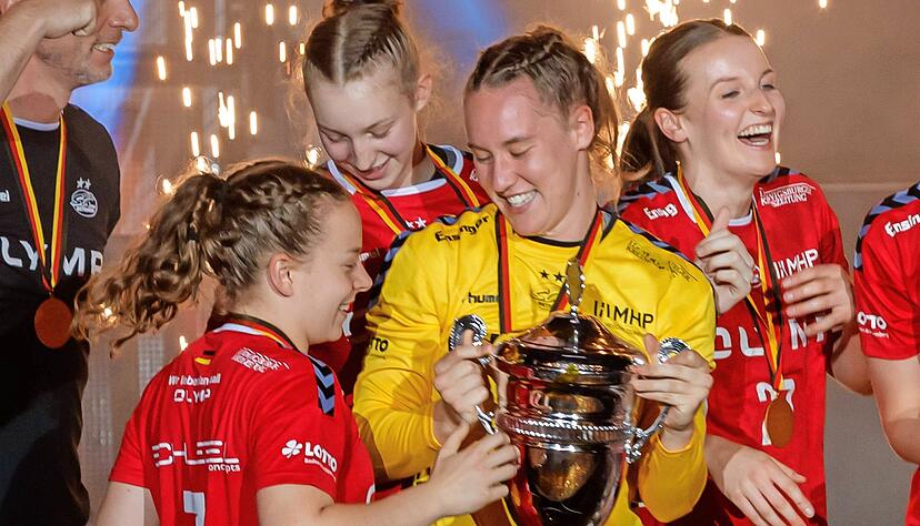 Unerwarteter Triumph für Torhüterin Rena Keller (2.v.r.): Mit der SG BBM Bietigheim gewann die Gronauerin Ende Mai den DHB-Pokal.
Foto: imago-images/foto2press Unerwarteter Triumph für Torhüterin Rena Keller (2.v.r.): Mit der SG BBM Bietigheim gewann die Gronauerin Ende Mai den DHB-Pokal.
Foto: imago-images/foto2press
