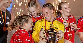 Unerwarteter Triumph für Torhüterin Rena Keller (2.v.r.): Mit der SG BBM Bietigheim gewann die Gronauerin Ende Mai den DHB-Pokal.
Foto: imago-images/foto2press