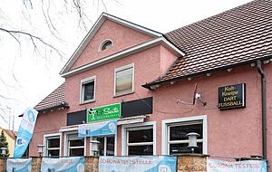 Hier werden Corona-Tests angeboten. Hier werden Corona-Tests angeboten.